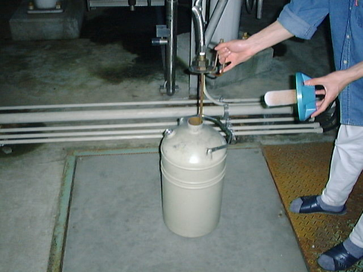 写真：液体窒素自動供給装置２